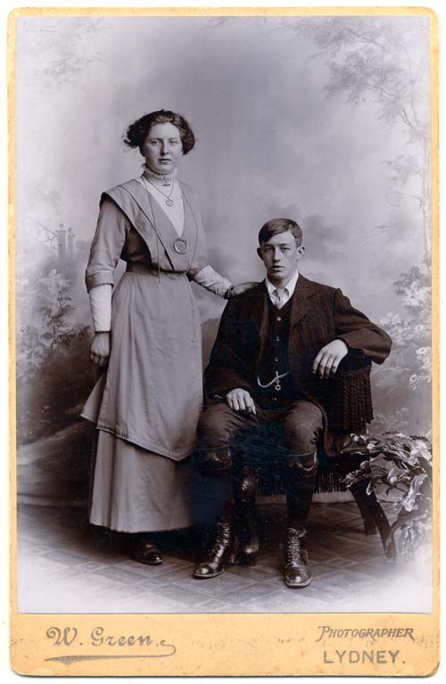 Image: June 1913 Donald and Celia Henderson (44k)