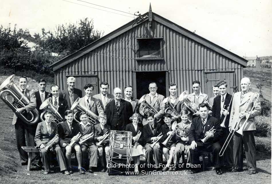 Image: Bream Band outside the Band Hut in 1954 (99k)