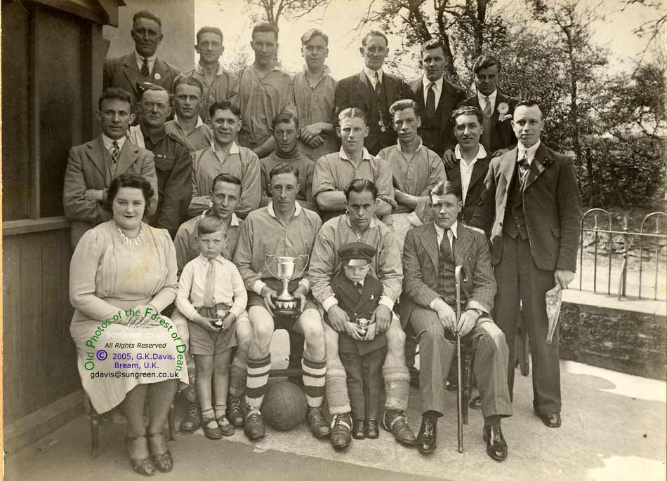 Bream Amateurs 1942 (89k)
