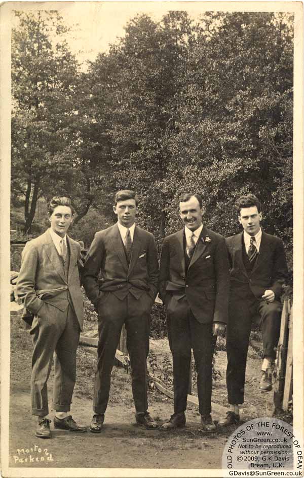 Image : 4 Foresters  (45k)