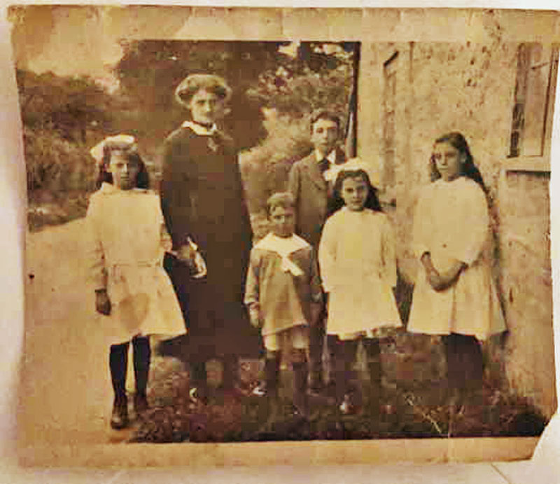 Nelmes family at Lydney Docks c.1928